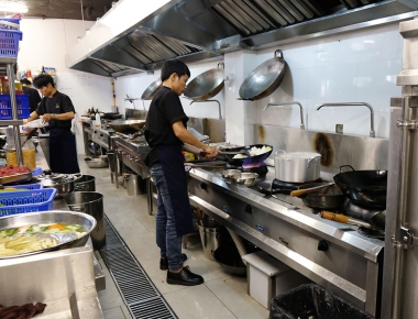 Thi công bếp inox nhà hàng 